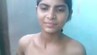 තරුණ ස්ලිම් කෝඩ් කාර් වල සිදුරු පෙන්වයි