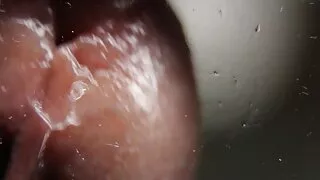 කුමරියන් සමග මිනිසුන් පහළම මාලය තුළ