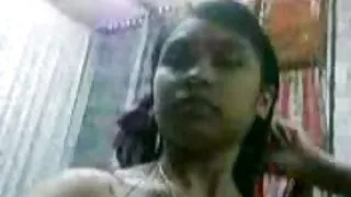 Mustachioed නළු චාල්ස් Dera වූ කැප රසිකයෙක් සමග කෙළ